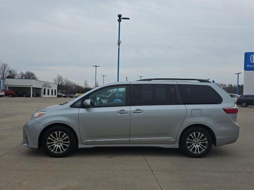 2019 Toyota Sienna XLE