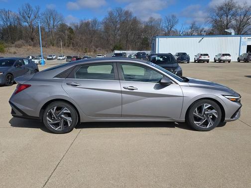 2025 Hyundai ELANTRA SEL