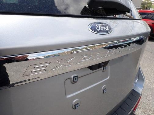 ICONIC SILVER METALLIC 2024 Ford Explorer XLT