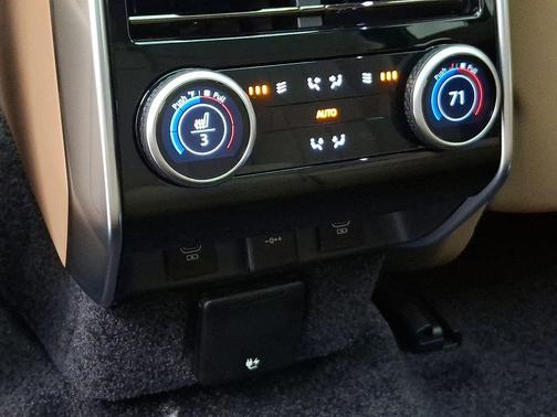 2025 Land Rover Range Rover P530 SE 7 Seat