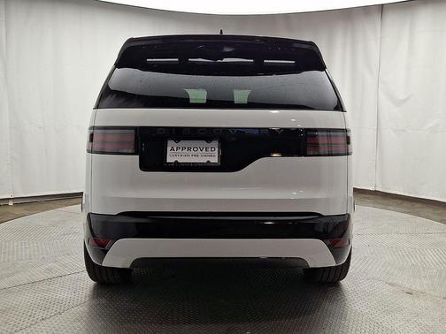 Fuji White 2025 Land Rover Discovery P300 Dynamic SE