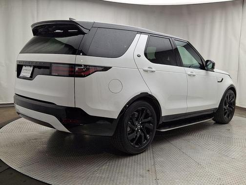 Fuji White 2025 Land Rover Discovery P300 Dynamic SE