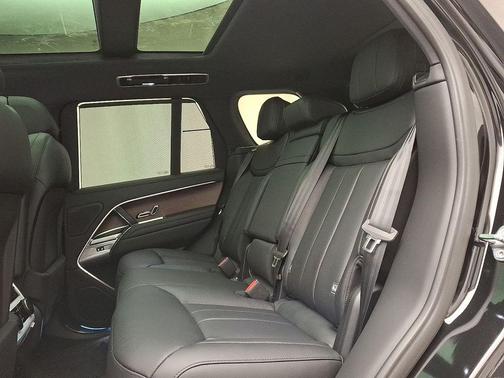 2025 Land Rover Range Rover P550e SE