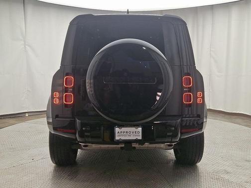 2025 Land Rover Defender P400 X-Dynamic SE