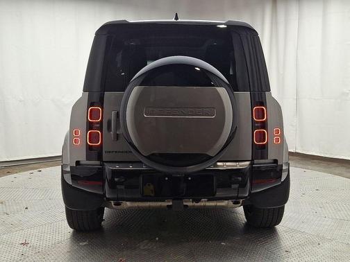 2025 Land Rover Defender P400 X-Dynamic SE