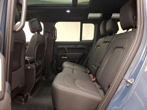 2025 Land Rover Defender P400 X-Dynamic SE