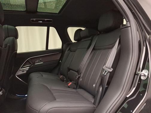 2025 Land Rover Range Rover P550e SE