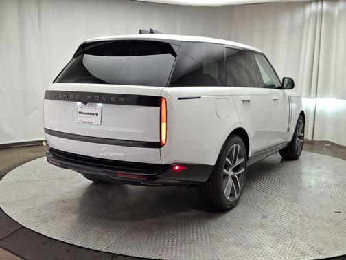 2025 Land Rover Range Rover P550e SE