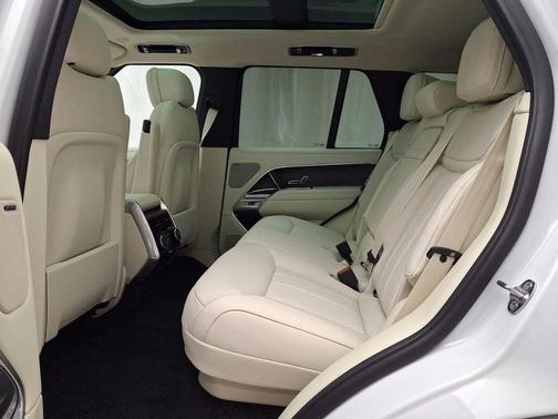 2025 Land Rover Range Rover P550e SE