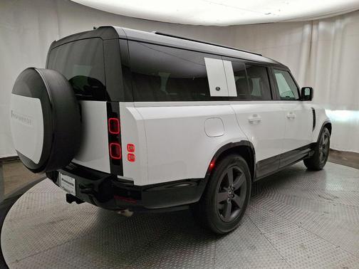 2024 Land Rover Defender P400 X-Dynamic SE