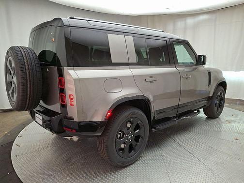2025 Land Rover Defender P400 X-Dynamic SE