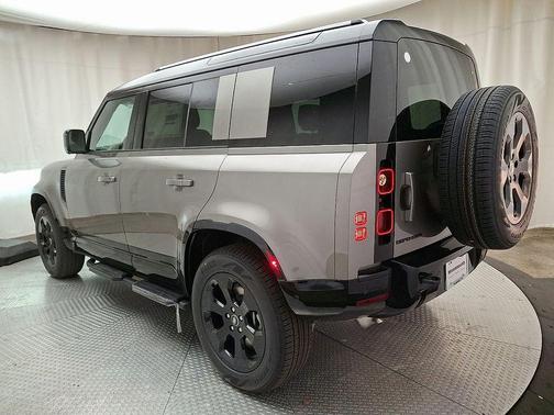 2025 Land Rover Defender P400 X-Dynamic SE