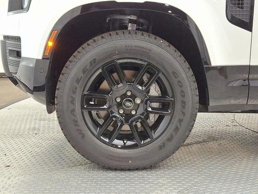 2025 Land Rover Defender P400 X-Dynamic SE