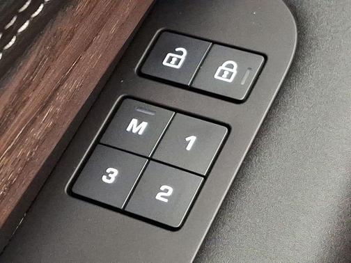 2024 Land Rover Discovery P300 Dynamic SE