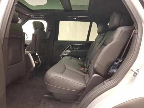 2025 Land Rover Range Rover P530 SE 7 Seat