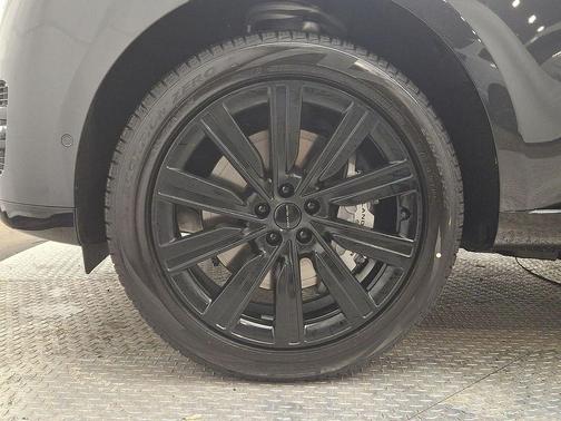 2026 Land Rover Range Rover P550e SE