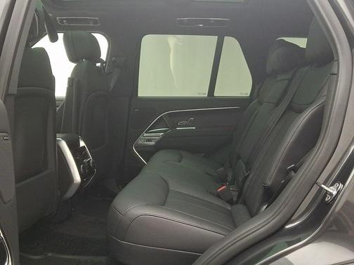 2026 Land Rover Range Rover P550e SE