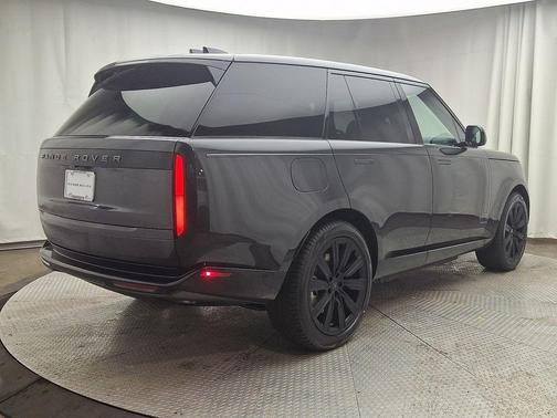 2026 Land Rover Range Rover P550e SE