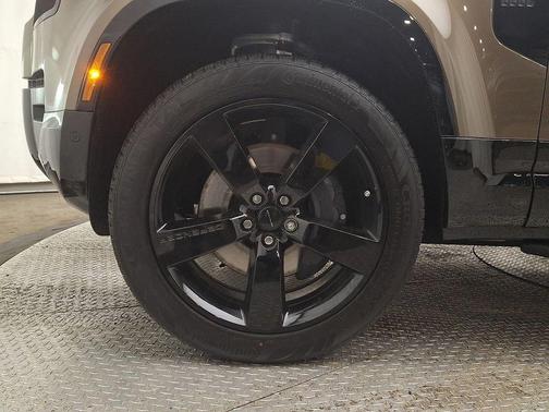 2026 Land Rover Defender 110 X-Dynamic SE