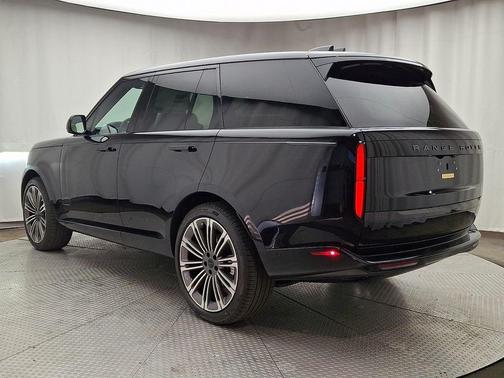 Santorini Black 2026 Land Rover Range Rover P400 SE