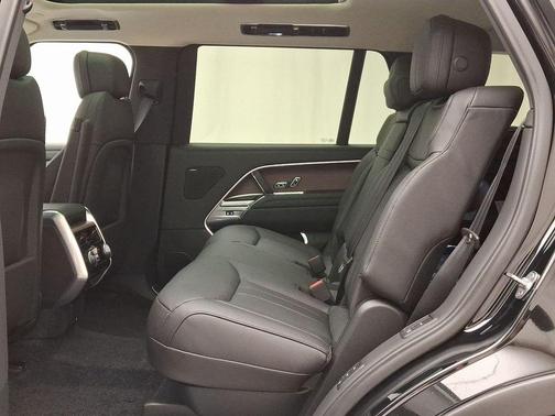 2025 Land Rover Range Rover P530 SE 7 Seat