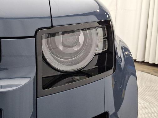 2022 Land Rover Defender 110 SE