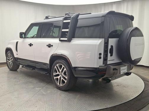 2024 Land Rover Defender P400 X-Dynamic SE