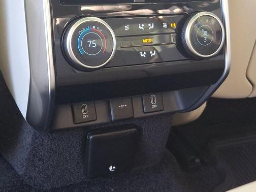 2026 Land Rover Range Rover P550e SE