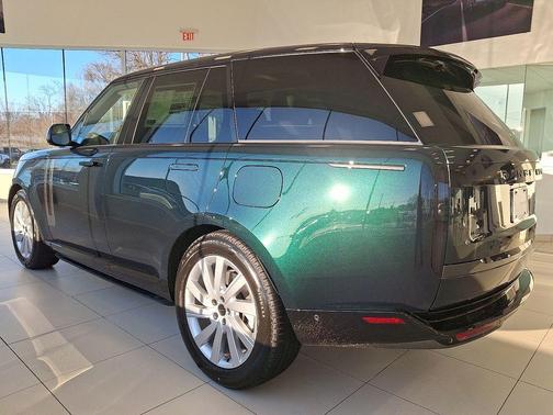 2026 Land Rover Range Rover P550e SE