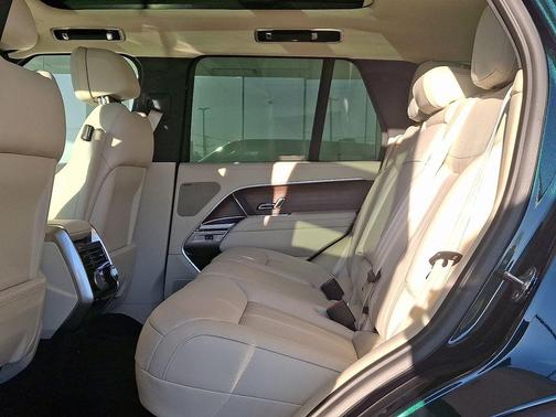 2026 Land Rover Range Rover P550e SE