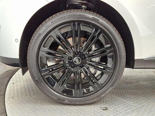 2025 Land Rover Range Rover P400 SE 7 Seat