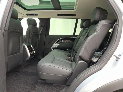 2025 Land Rover Range Rover P400 SE 7 Seat