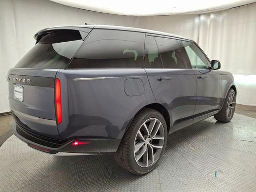 2025 Land Rover Range Rover P530 SE