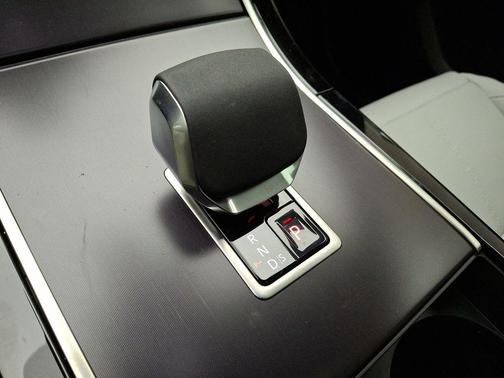 2026 Land Rover Range Rover Velar Dynamic SE