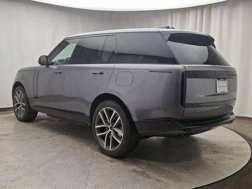 2026 Land Rover Range Rover P550e SE