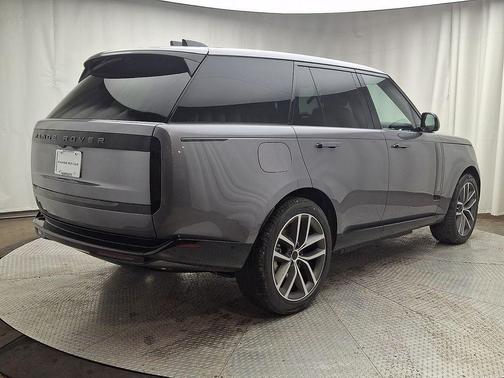 2026 Land Rover Range Rover P550e SE