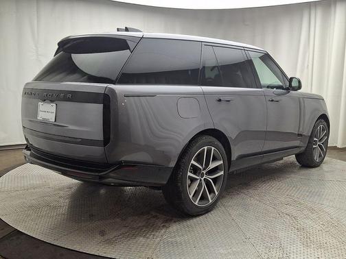 2026 Land Rover Range Rover P550e SE
