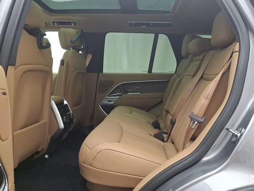 2026 Land Rover Range Rover P550e SE