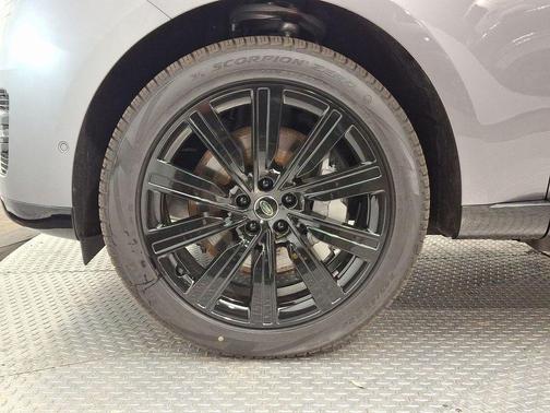2025 Land Rover Range Rover P550e SE
