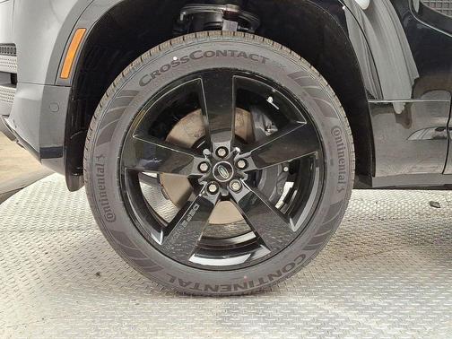 2025 Land Rover Defender P500 X-Dynamic SE