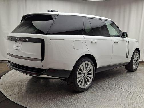 Fuji White 2026 Land Rover Range Rover P400 SE