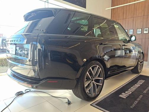 2026 Land Rover Range Rover P550e SE