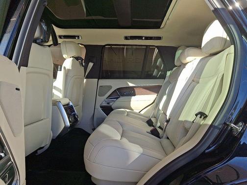 2026 Land Rover Range Rover P550e SE