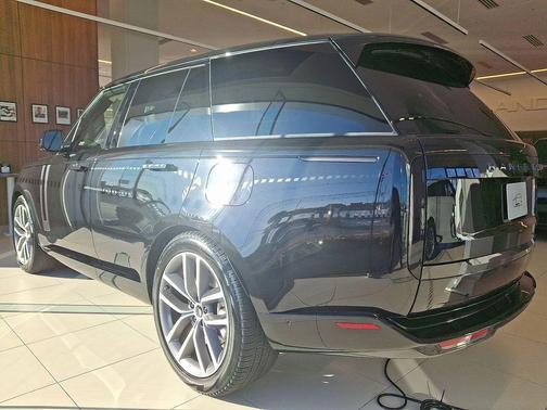 2026 Land Rover Range Rover P550e SE