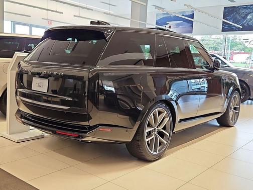 Santorini Black 2026 Land Rover Range Rover P550e SE