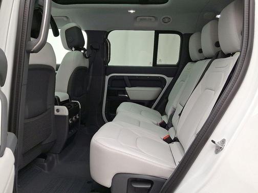2025 Land Rover Defender P400 X-Dynamic SE