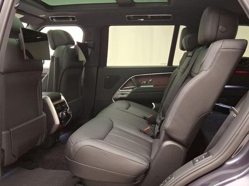 2025 Land Rover Range Rover P530 SE 7 Seat
