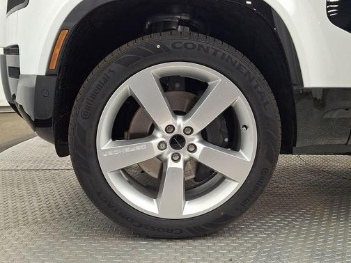 Fuji White 2026 Land Rover Defender P400 X-Dynamic SE