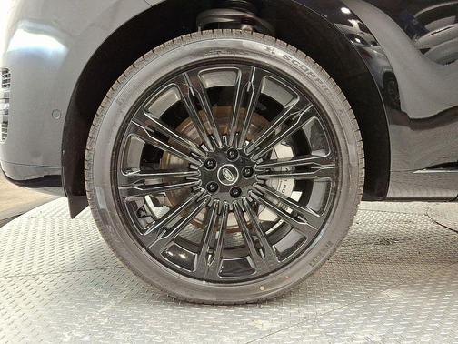 2025 Land Rover Range Rover P530 SE 7 Seat