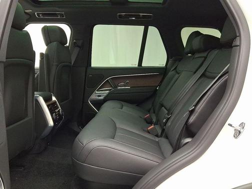 2025 Land Rover Range Rover P550e SE